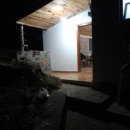 Bujtinat Skenderi 호스텔 Gjinar